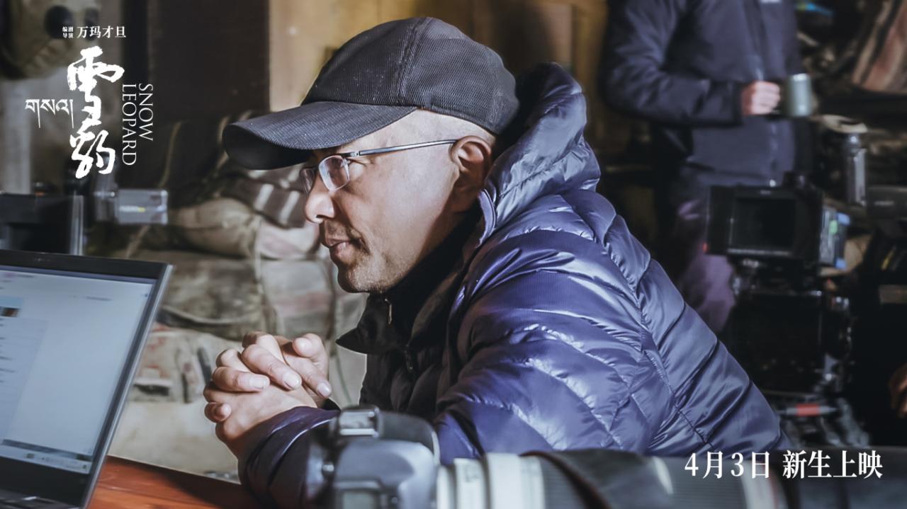 万玛才旦导演在片场给演员讲戏.jpg